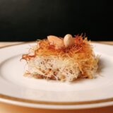 カルディや業務スーパーで買える？中東の伝統菓子「クナーファ」の歴史や食べ方をご紹介。