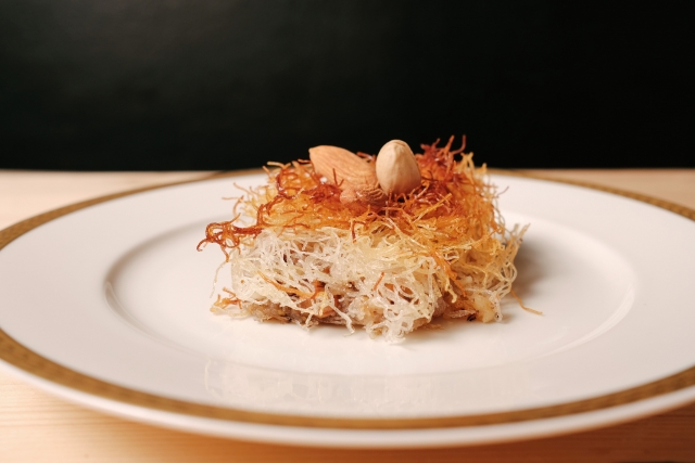 カルディや業務スーパーで買える？中東の伝統菓子「クナーファ」の歴史や食べ方をご紹介。